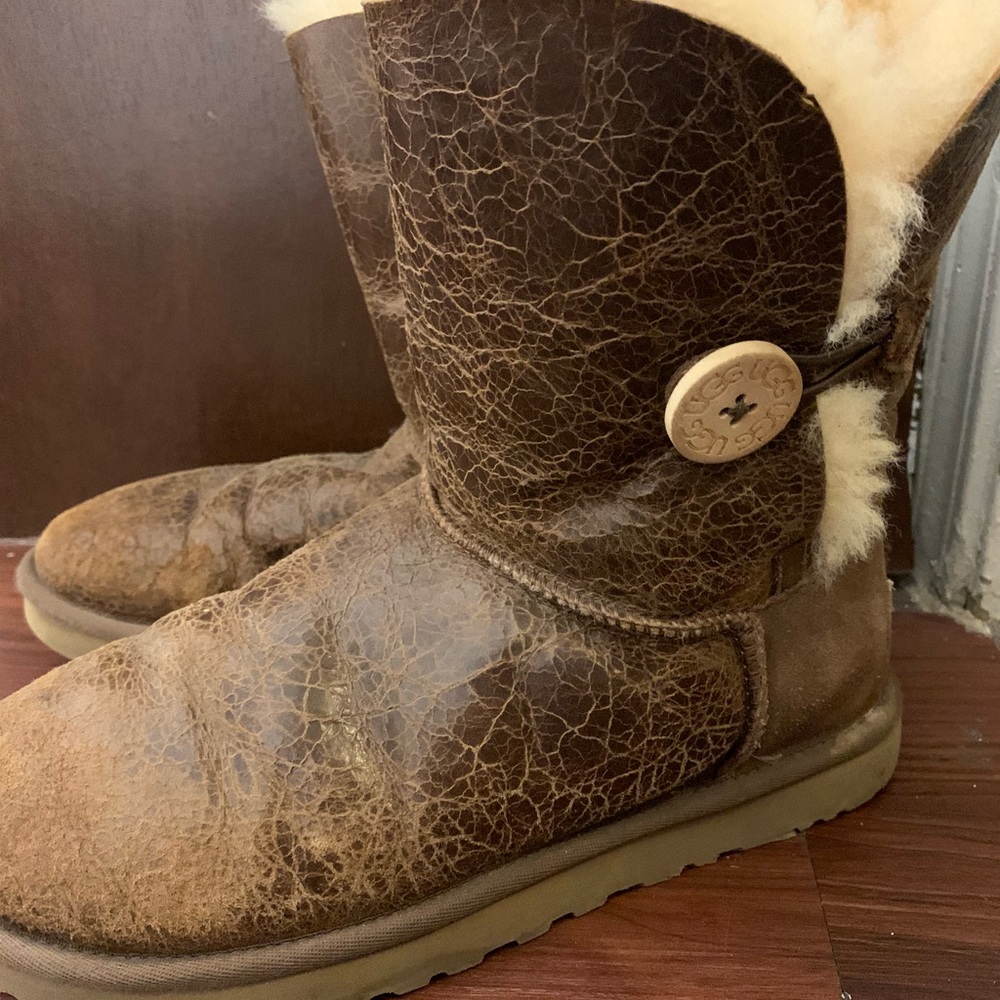 Ugg dark brown crackled boots